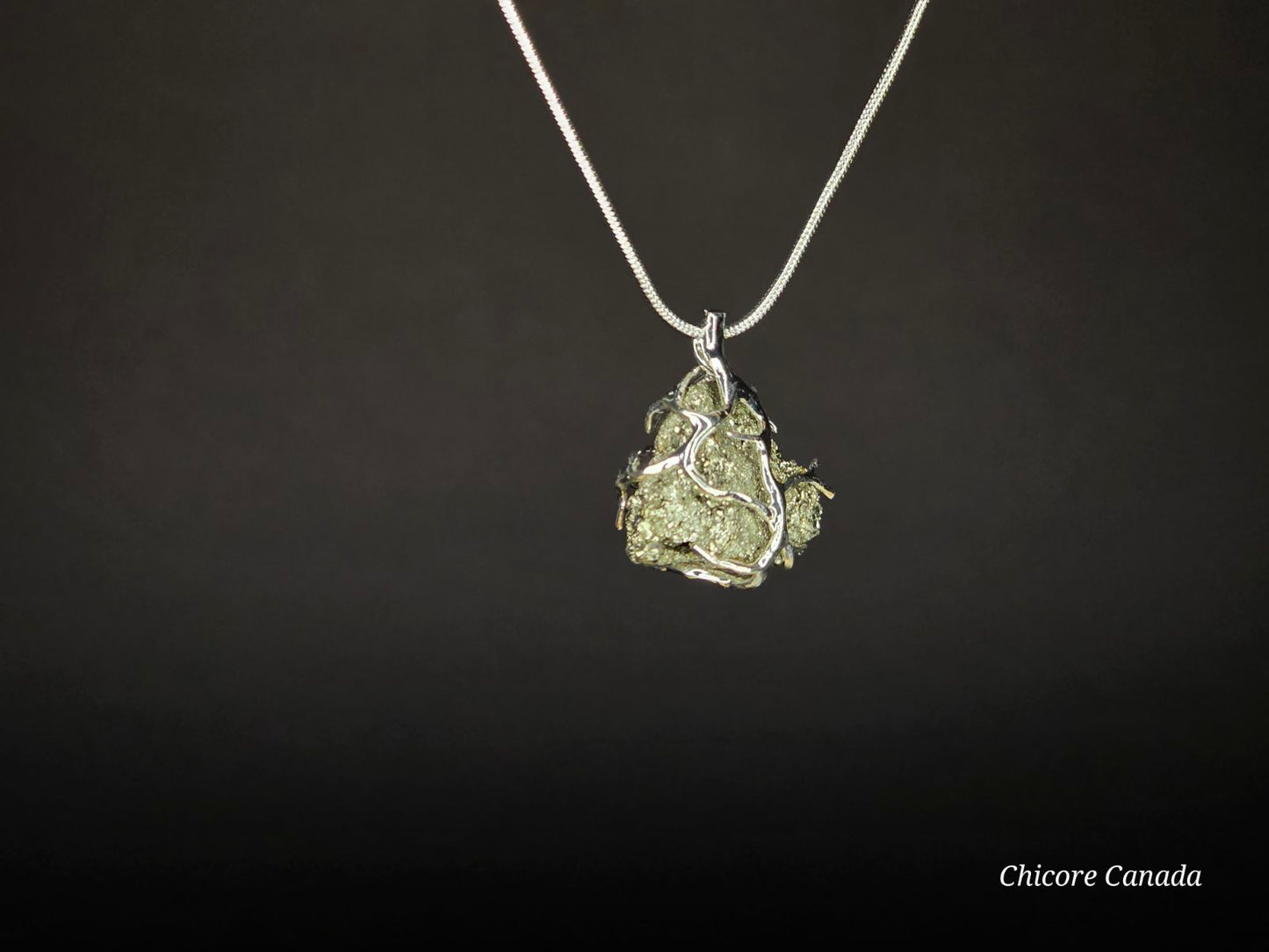 Collier pendentif en pyrite exquis fait à la main - Une élégance luxueuse dans chaque détail