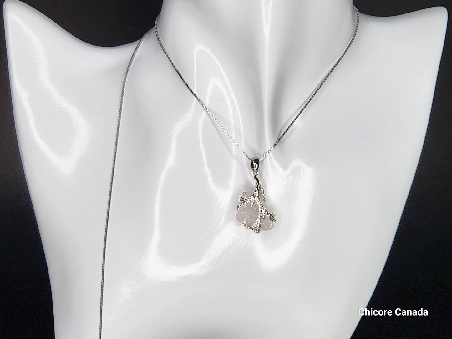 Pendentif en pierre de quartz rose naturelle délicate fait à la main – Design élégant et intemporel