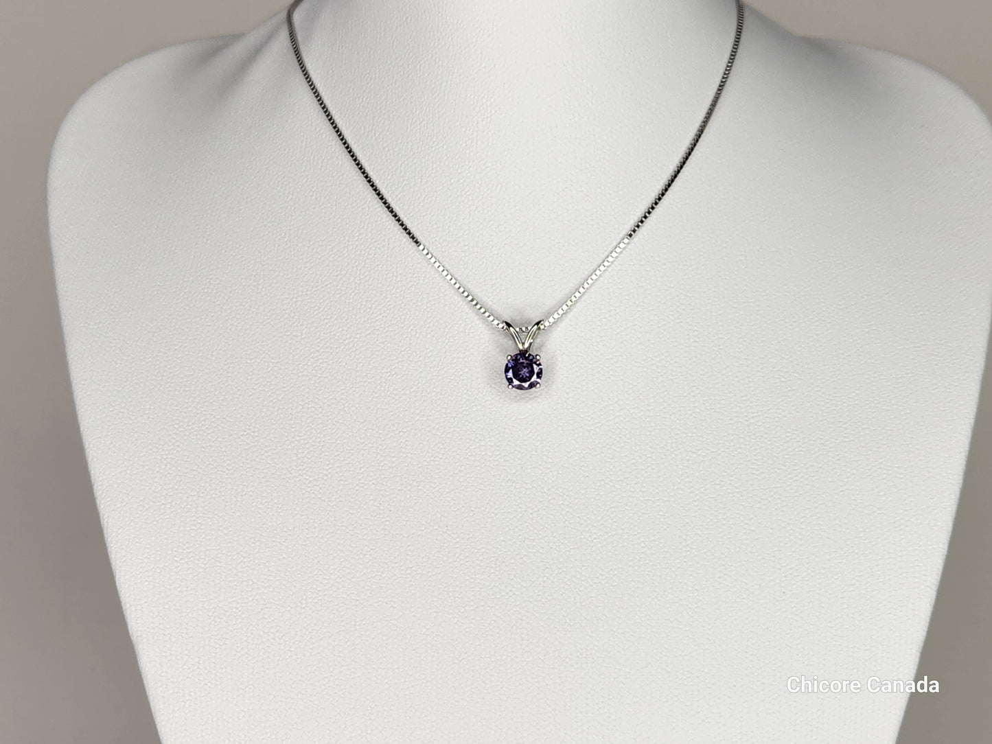 Collier luxueux avec pendentif en oxyde de zirconium violet et chaîne réglable