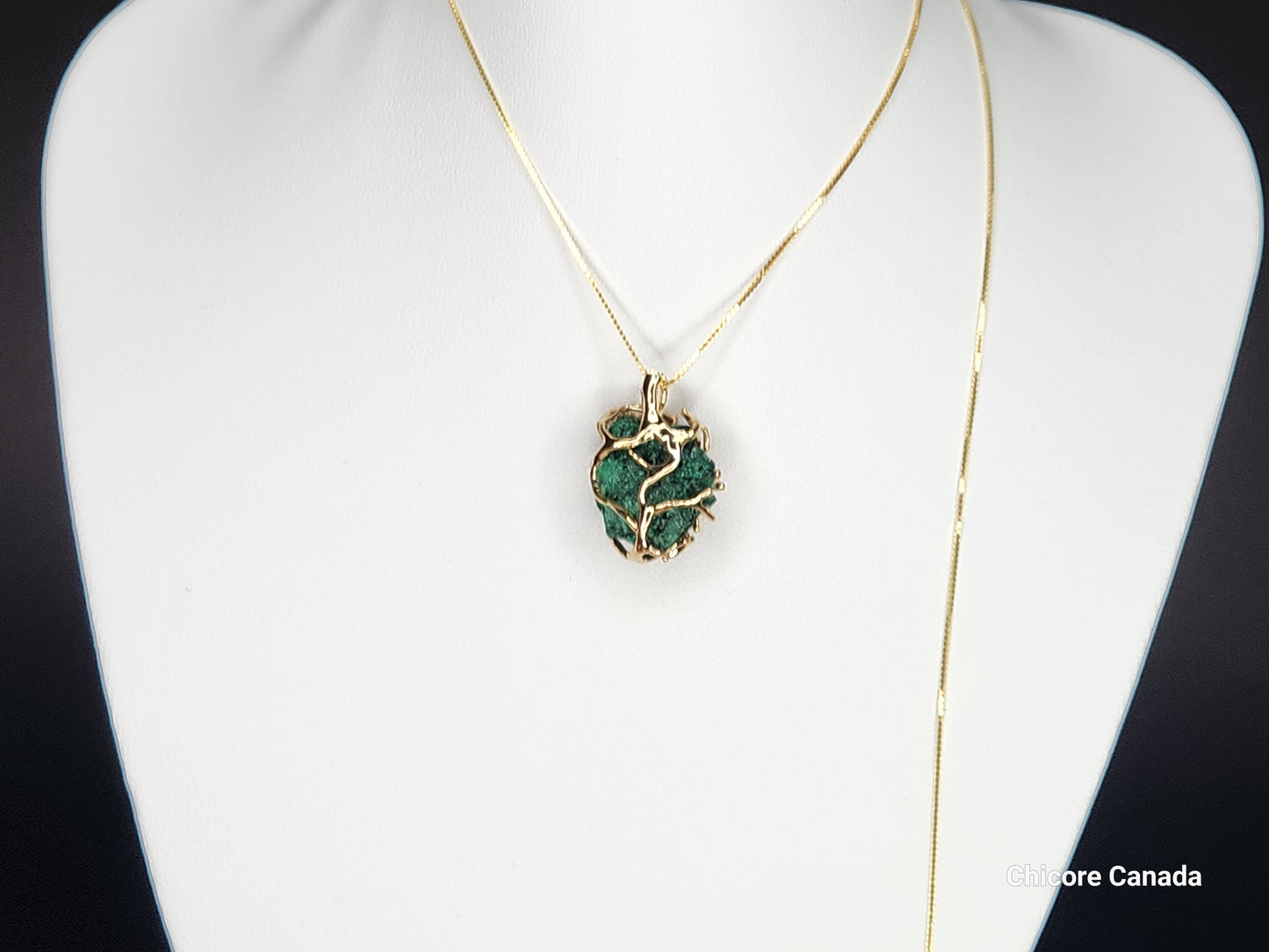 Un élégant collier pendentif en malachite verte brute avec chaîne réglable - Adoptez la transformation et l'équilibre