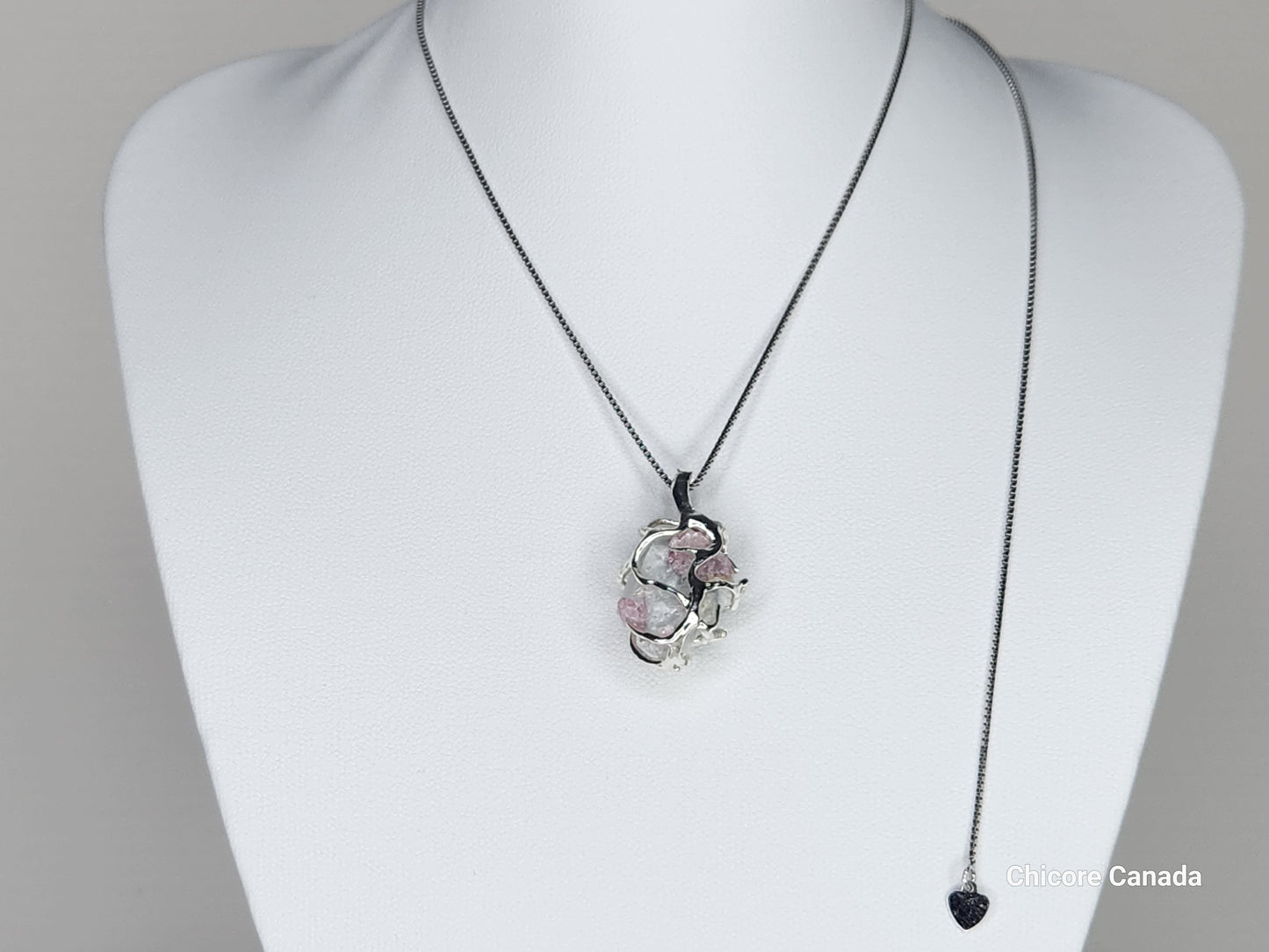 Pendentif en tourmaline rose brute raffiné fait à la main avec chaîne réglable