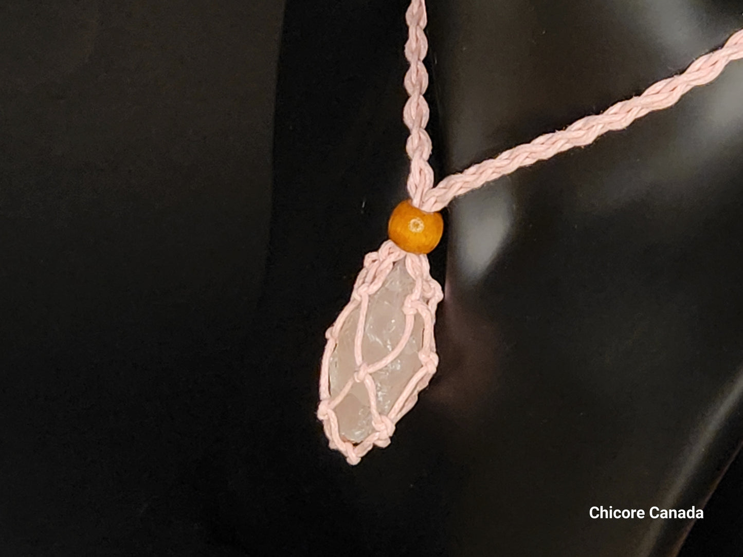 Collier cage en quartz rose brut fait main avec corde réglable