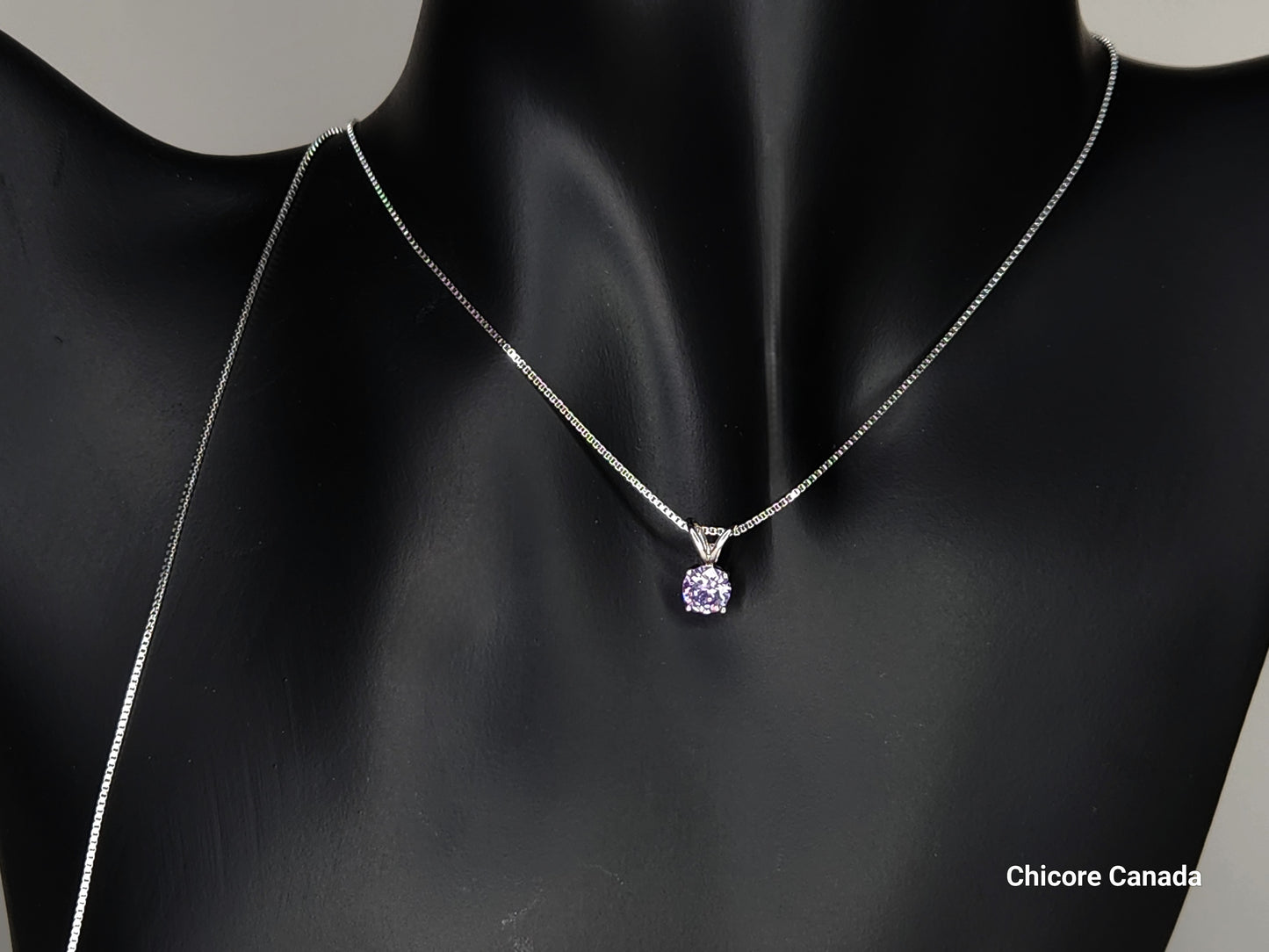 Collier luxueux avec pendentif en oxyde de zirconium violet et chaîne réglable