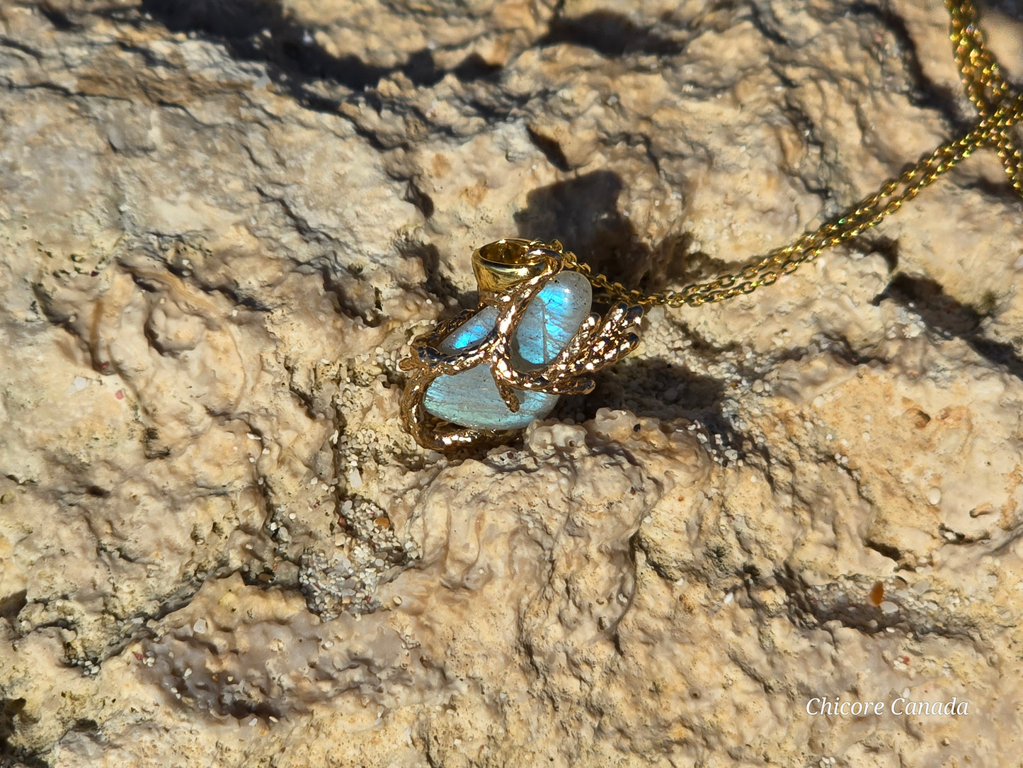 Delicate Moonstone Pendant Necklace – Elegant and Timeless Design