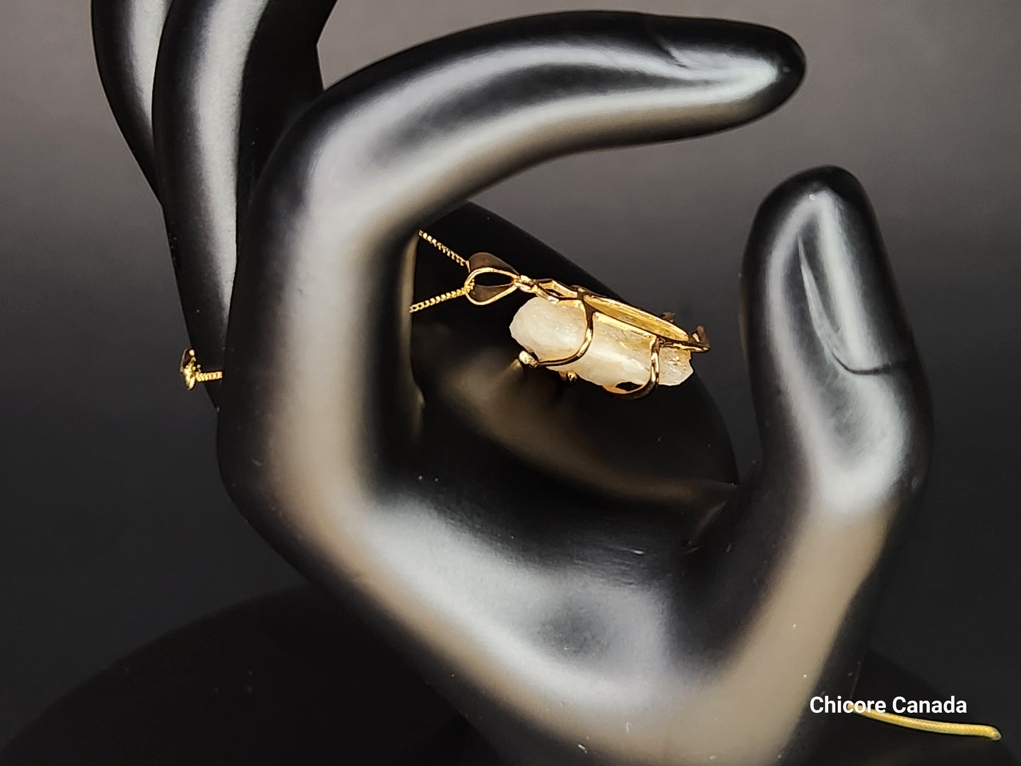 Collier pendentif artisanal en citrine brute naturelle à longueur réglable
