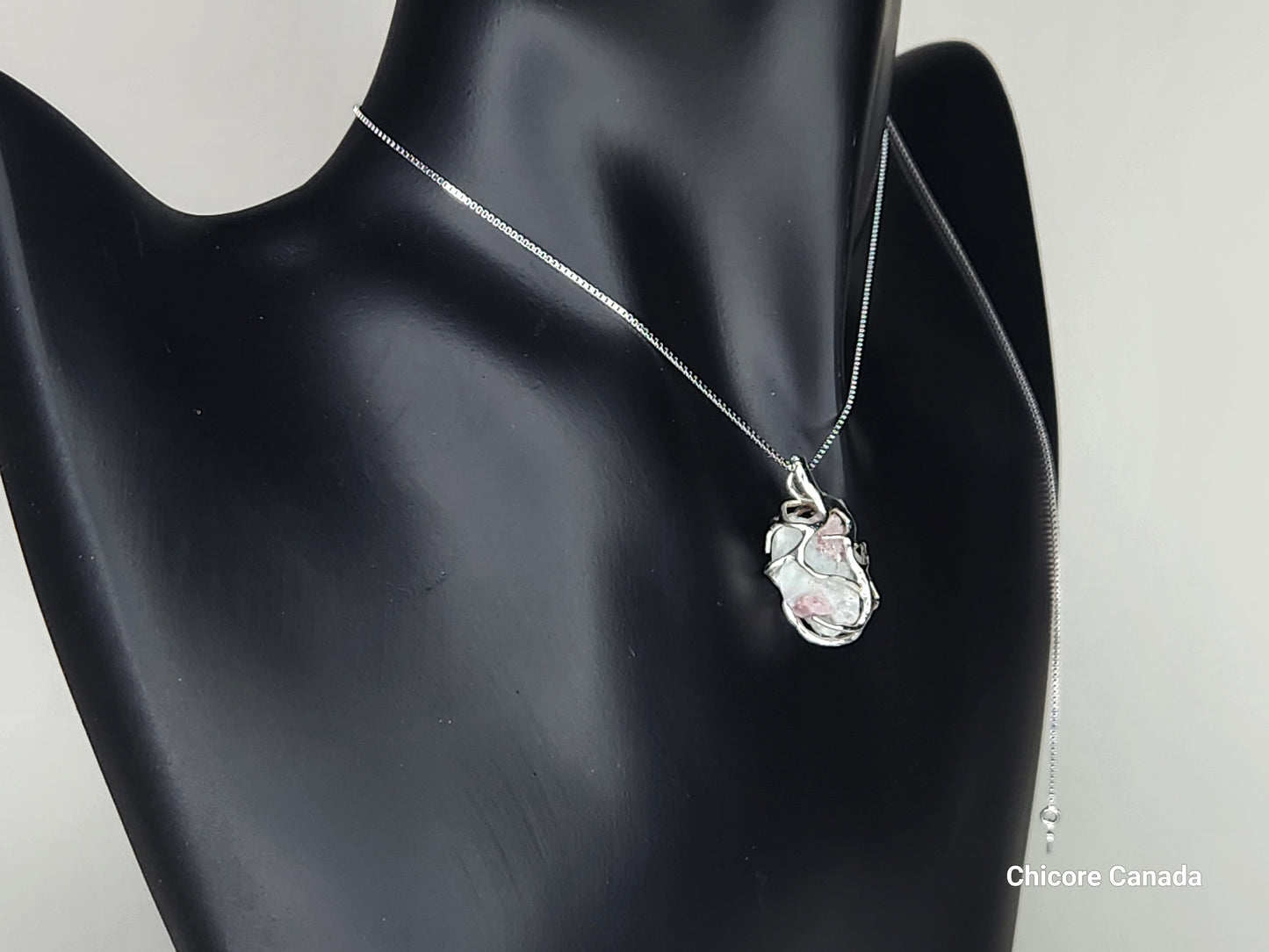 Pendentif en tourmaline rose brute raffiné fait à la main avec chaîne réglable