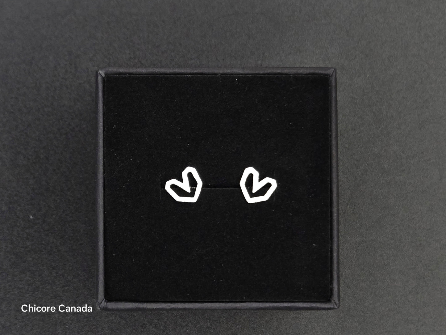Boucles d'oreilles à tige en argent sterling givré en forme de cœur de style vintage romantique dans un design délicat