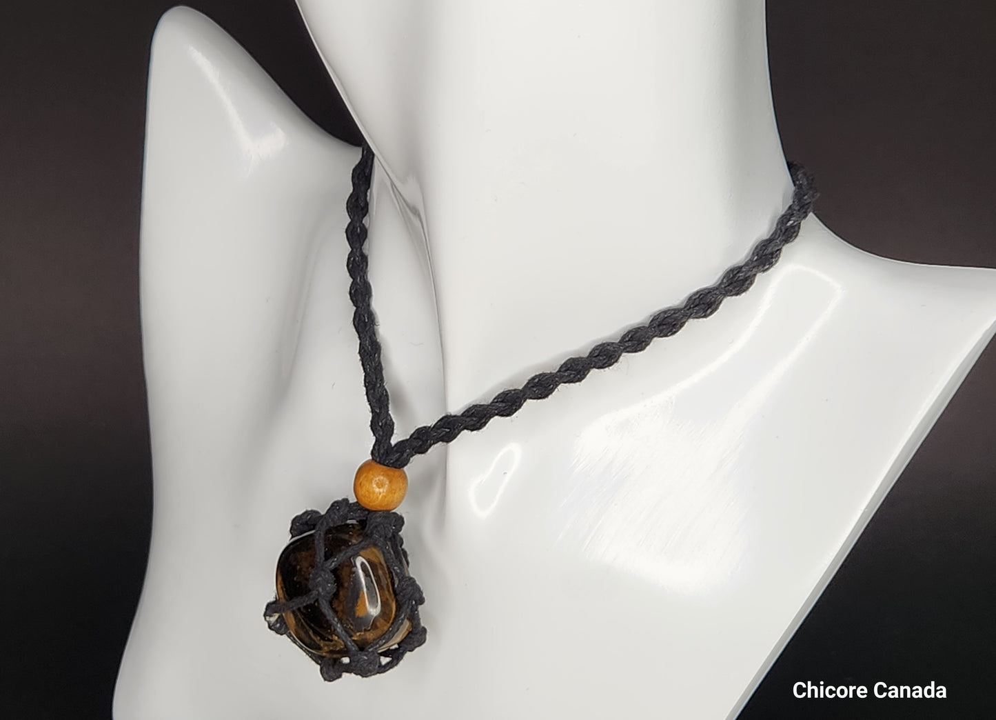 Pendentif en œil de tigre fabriqué à la main dans une cage en corde avec collier réglable – Cadeau rassurant et élégant