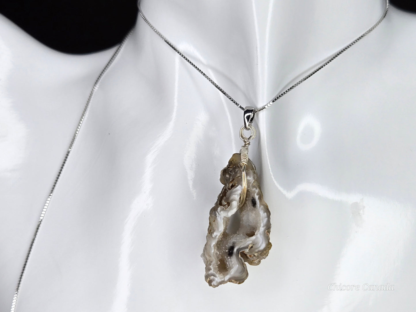 Agate Geode Slice Pendant – Shine Bright with Natural Crystal Sparkle