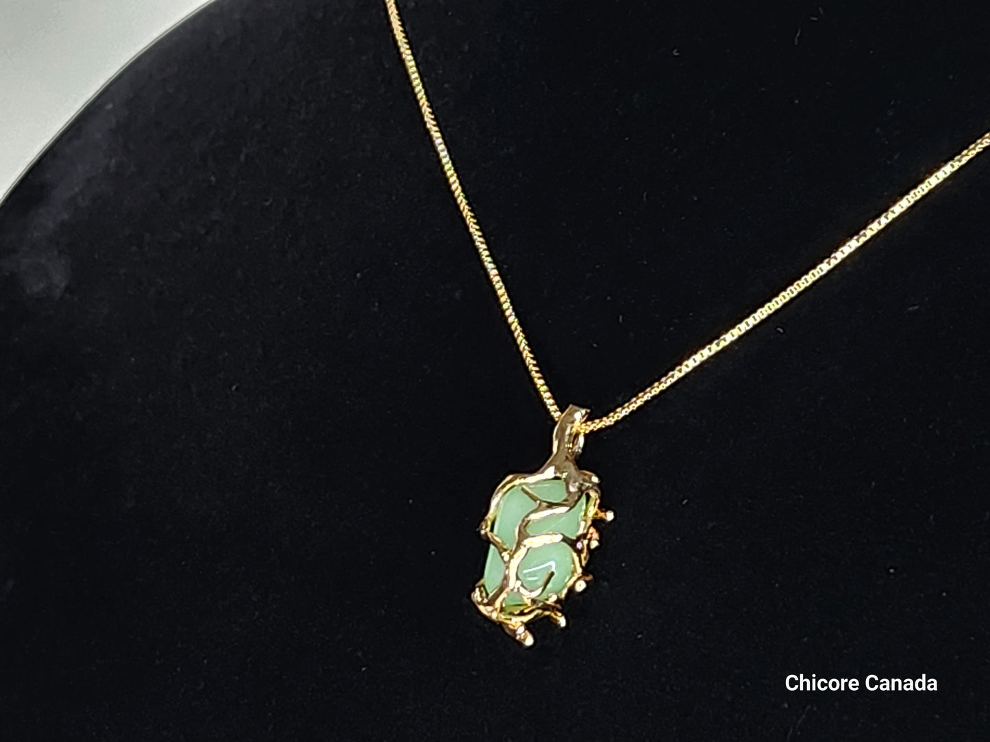 Pendentif en jade naturel fait main avec collier ajustable – Un charme de magie éternelle