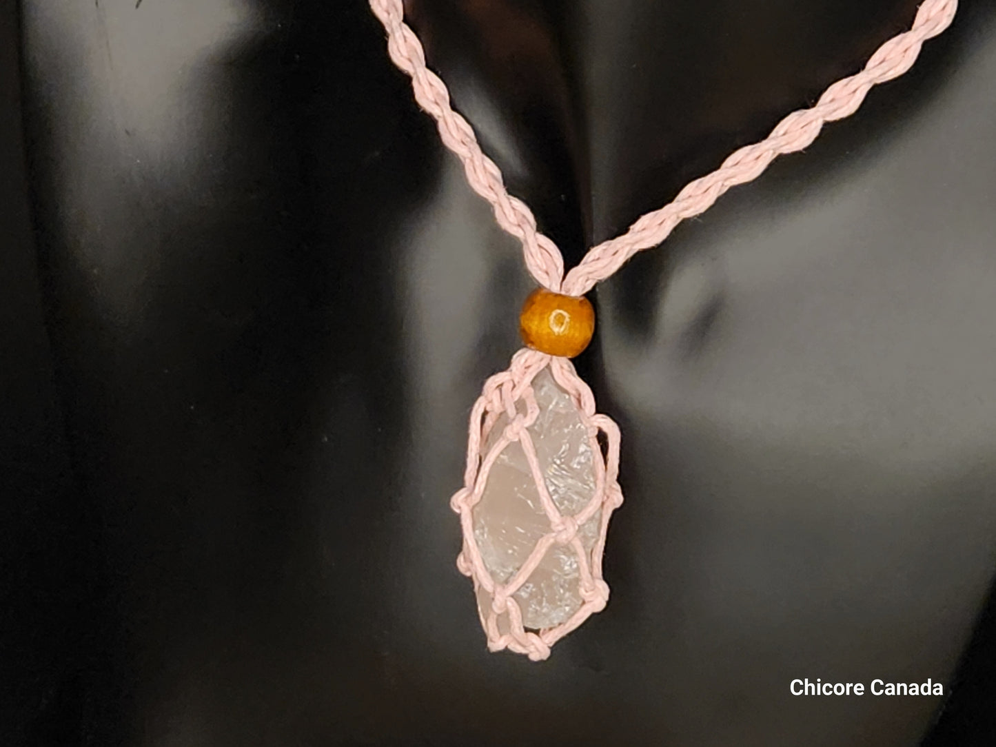 Collier cage en quartz rose brut fait main avec corde réglable