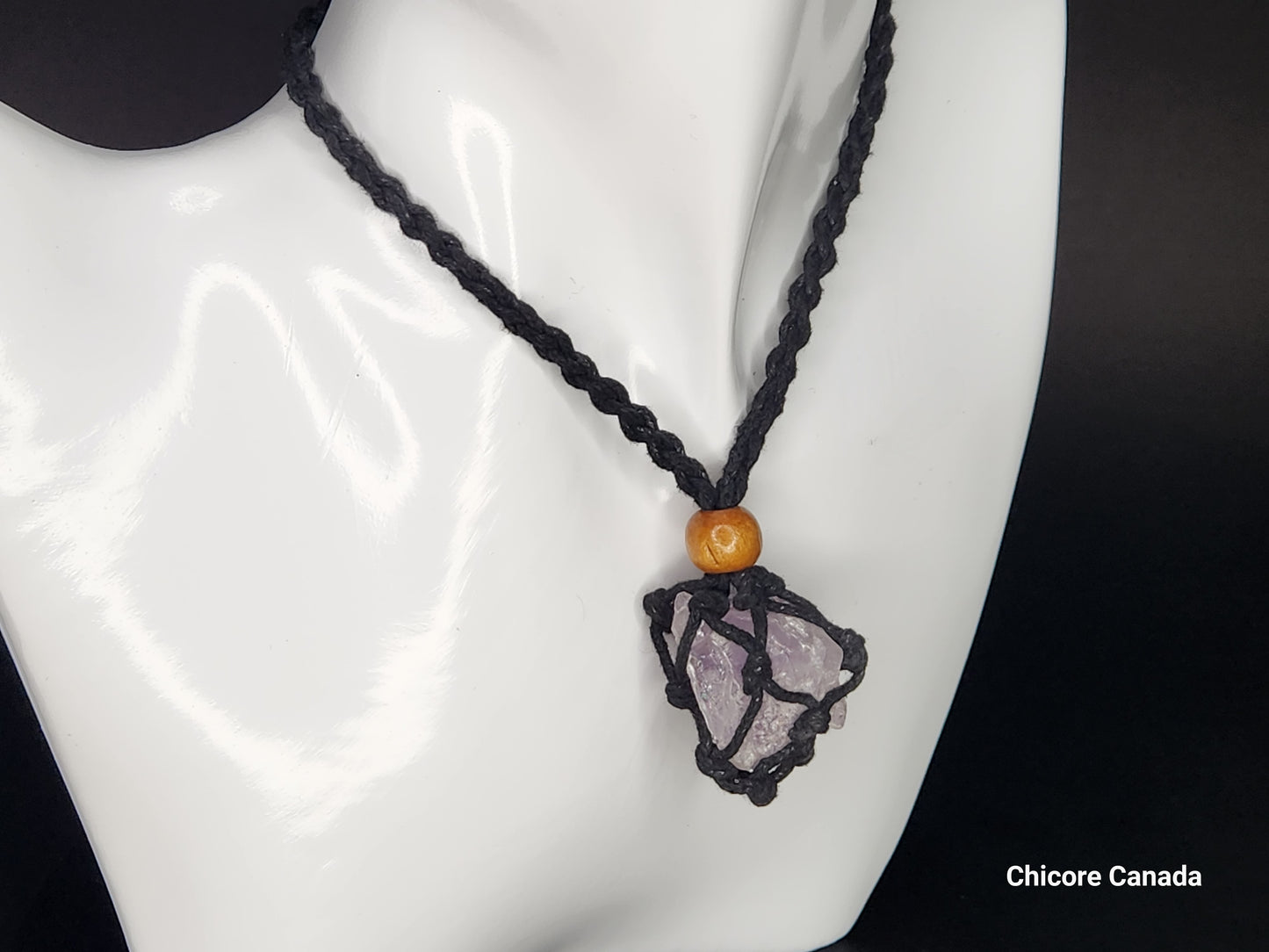 Pendentif en améthyste brute fait à la main dans une cage naturelle avec longueur de collier réglable