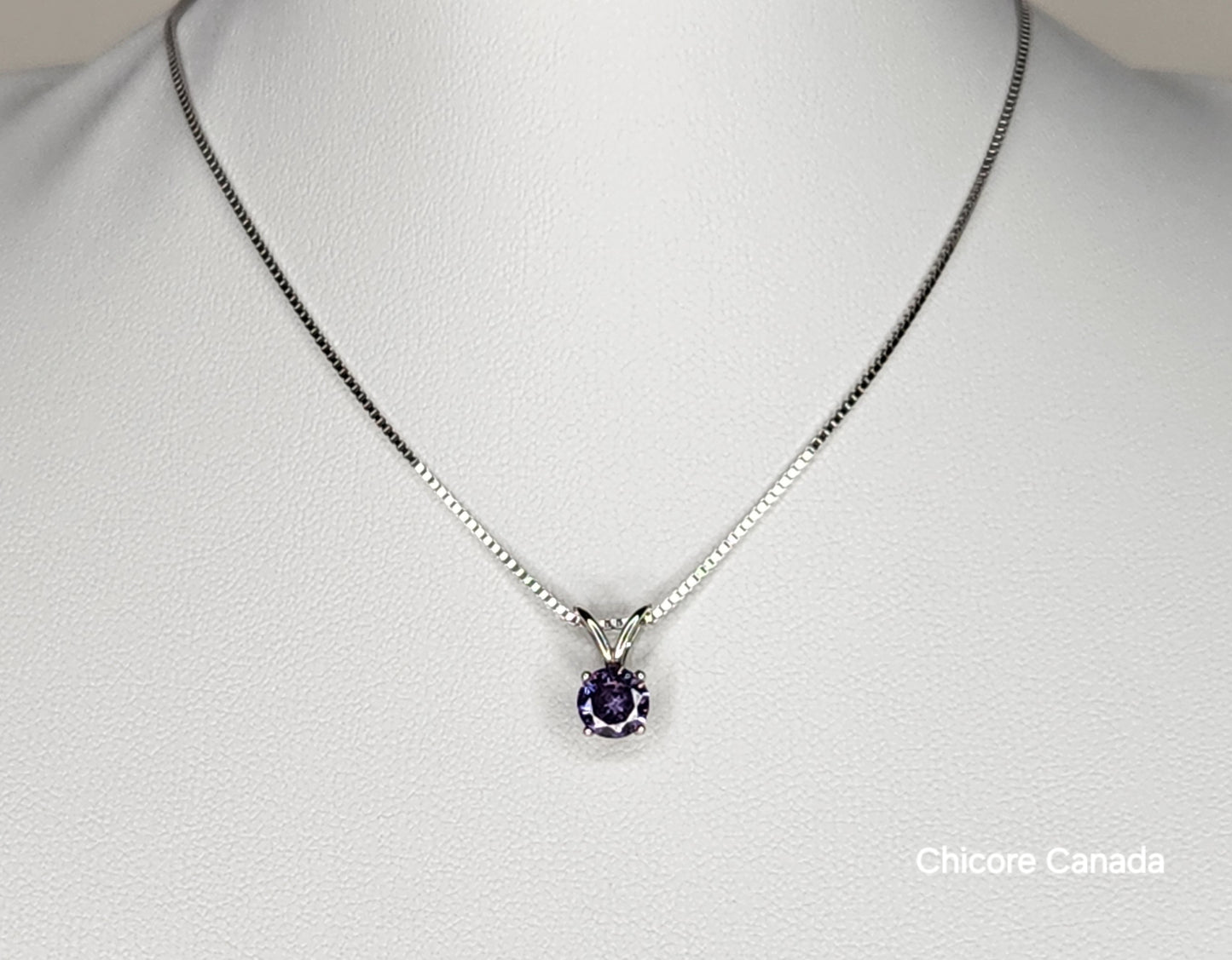 Collier luxueux avec pendentif en oxyde de zirconium violet et chaîne réglable