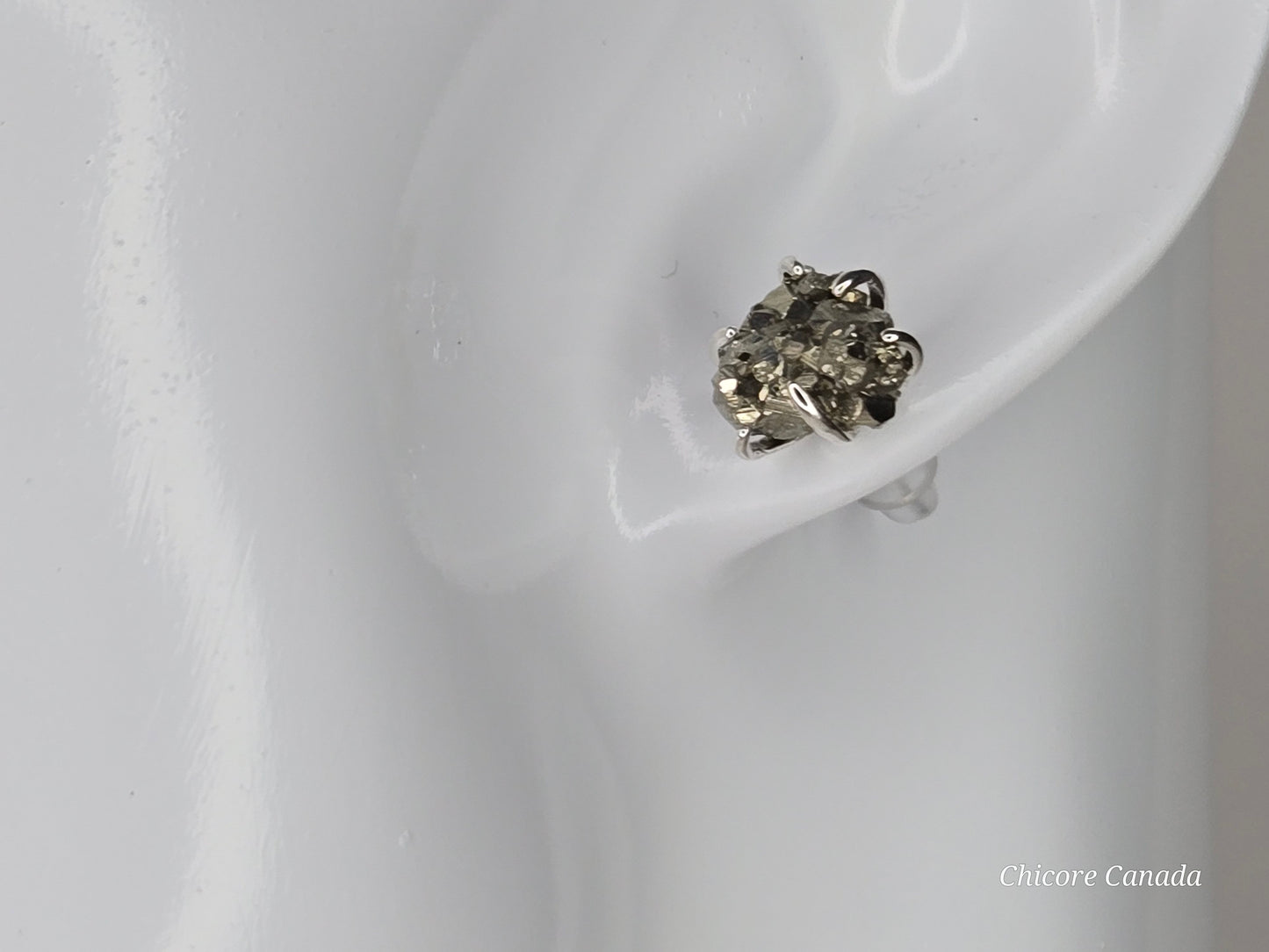 Boucles d'oreilles à tige en argent sterling 925 avec pyrite brute faites à la main dans une teinte luxueuse
