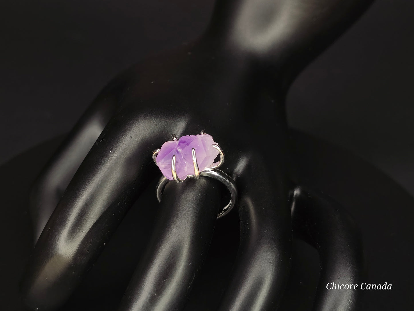 Beauté artisanale en améthyste : bague artisanale élégante et ajustable