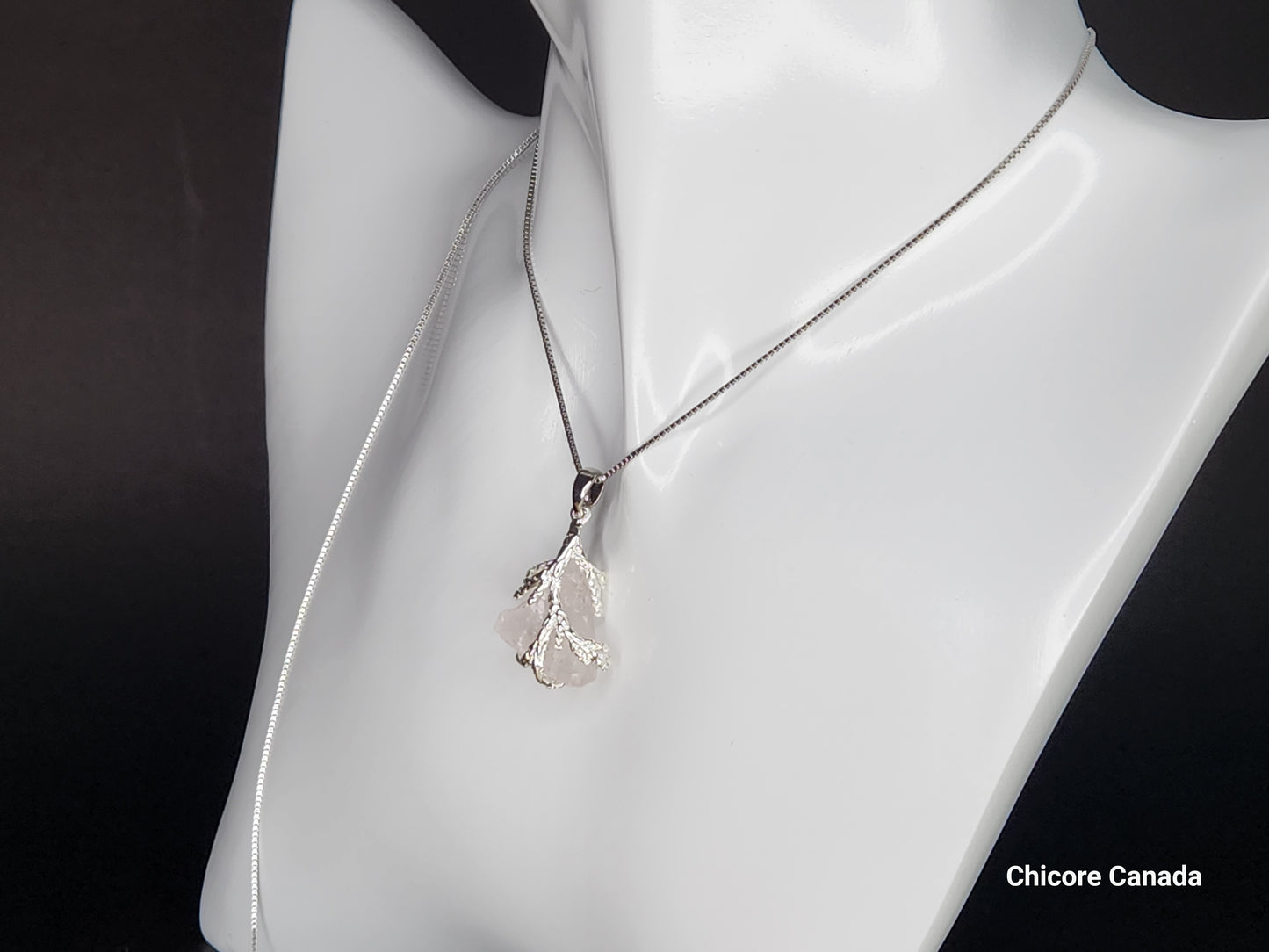 Pendentif en pierre de quartz rose naturelle délicate fait à la main – Design élégant et intemporel