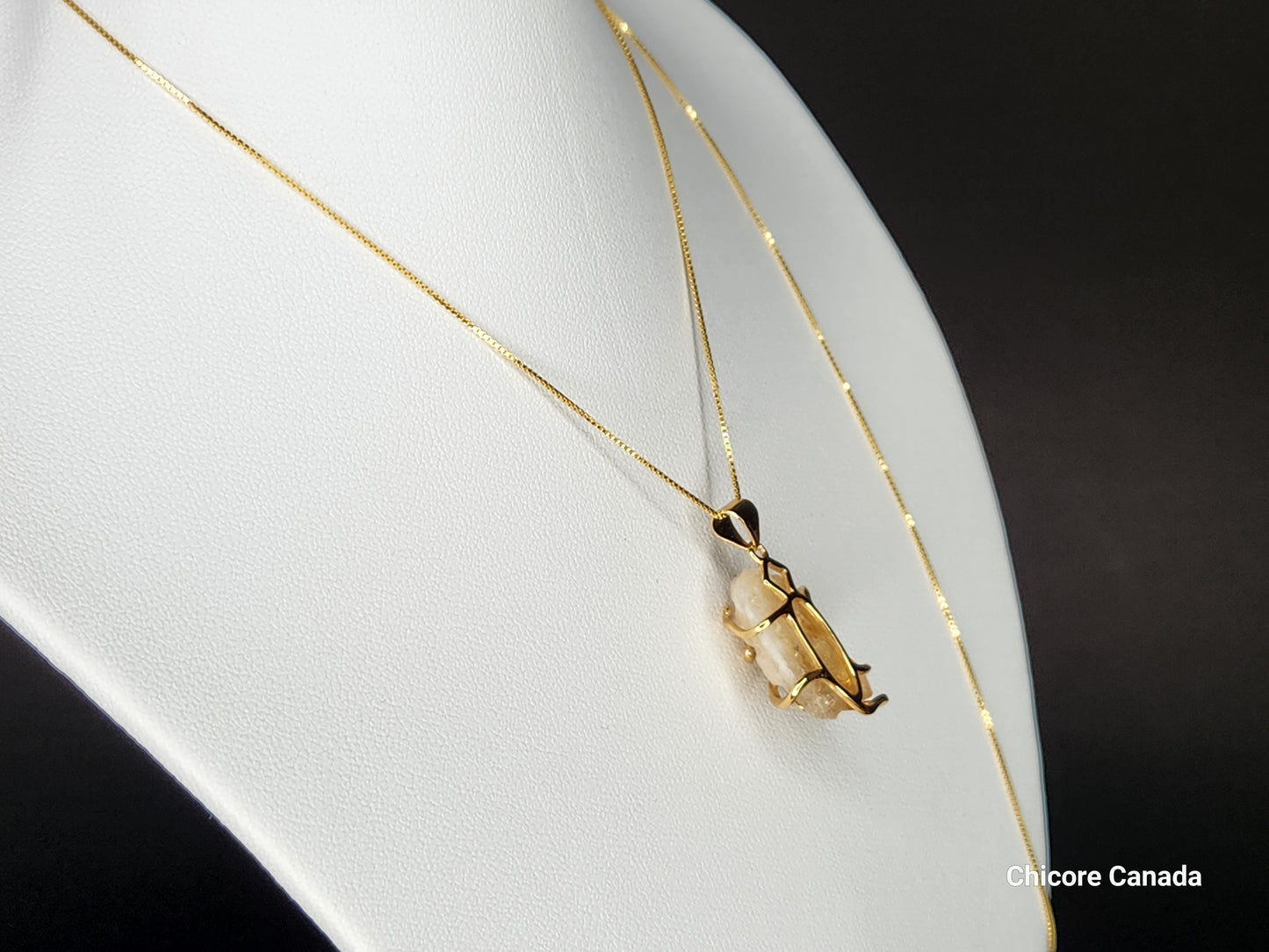 Collier pendentif artisanal en citrine brute naturelle à longueur réglable