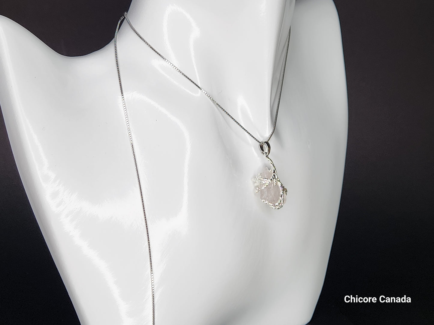 Pendentif en pierre de quartz rose naturelle délicate fait à la main – Design élégant et intemporel
