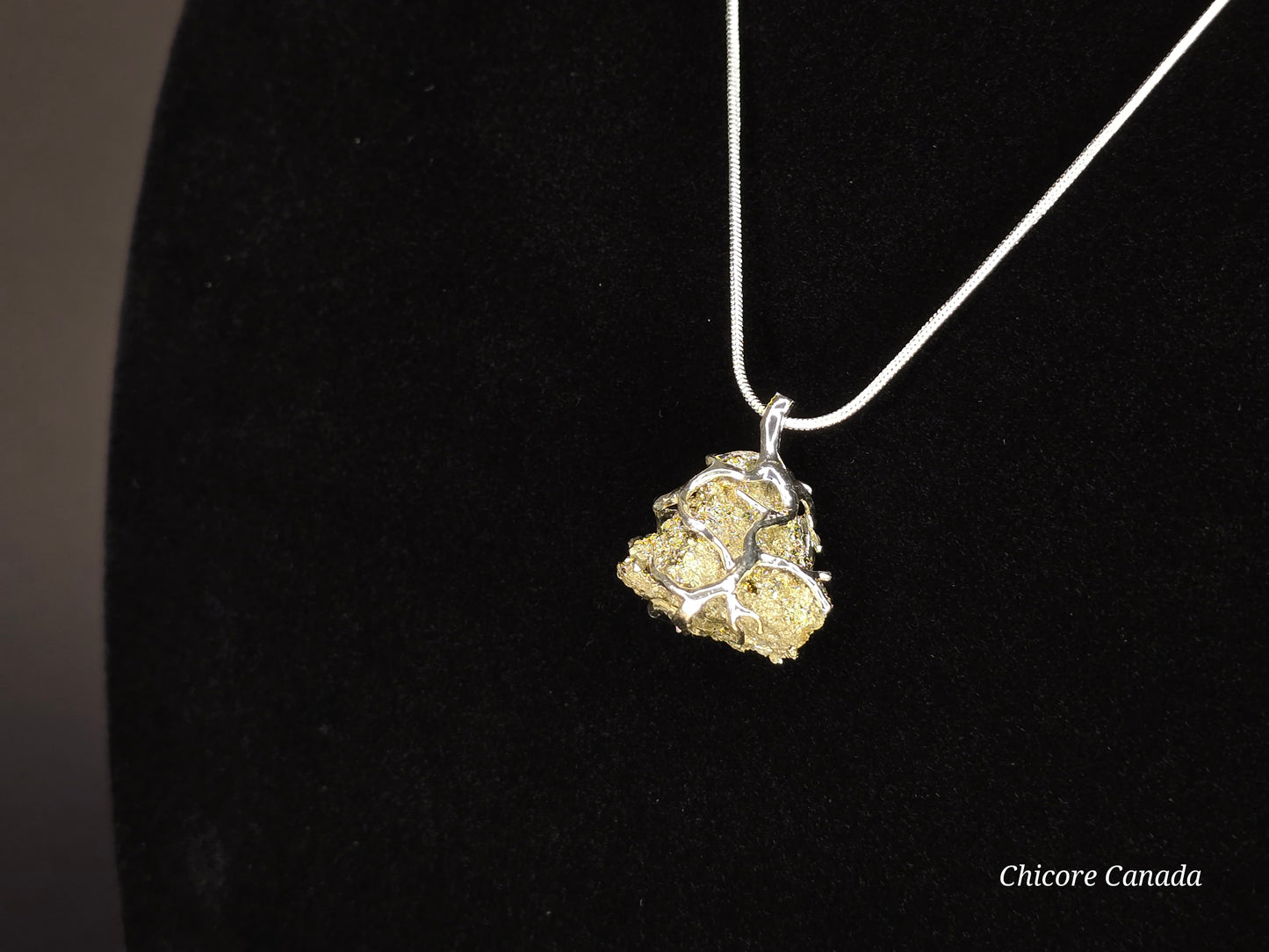 Collier pendentif en pyrite exquis fait à la main - Une élégance luxueuse dans chaque détail