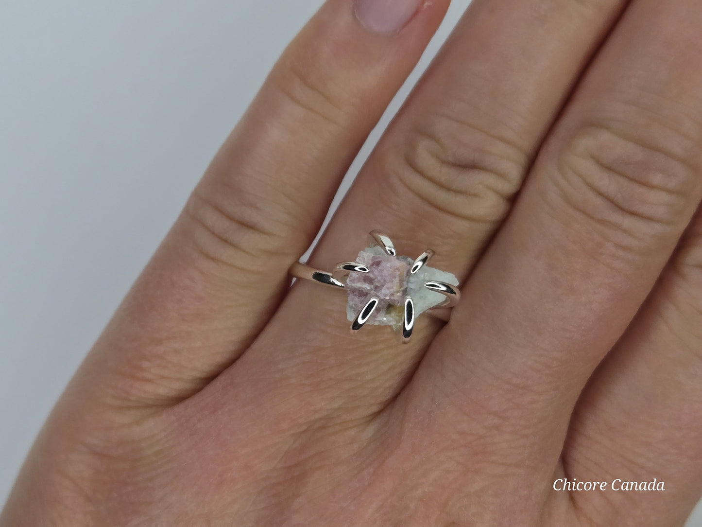 Bague ajustable exquise faite à la main avec tourmaline rose brute