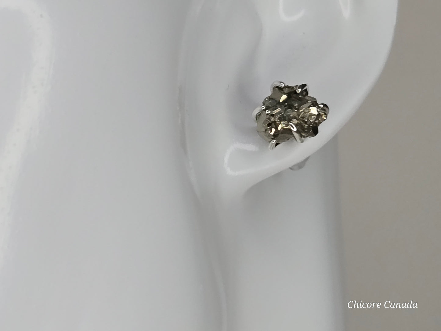 Boucles d'oreilles à tige en argent sterling 925 avec pyrite brute faites à la main dans une teinte luxueuse