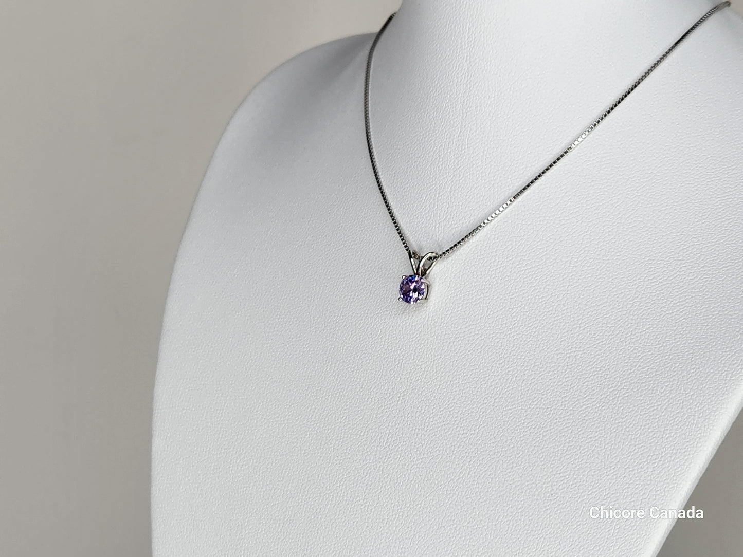 Collier luxueux avec pendentif en oxyde de zirconium violet et chaîne réglable
