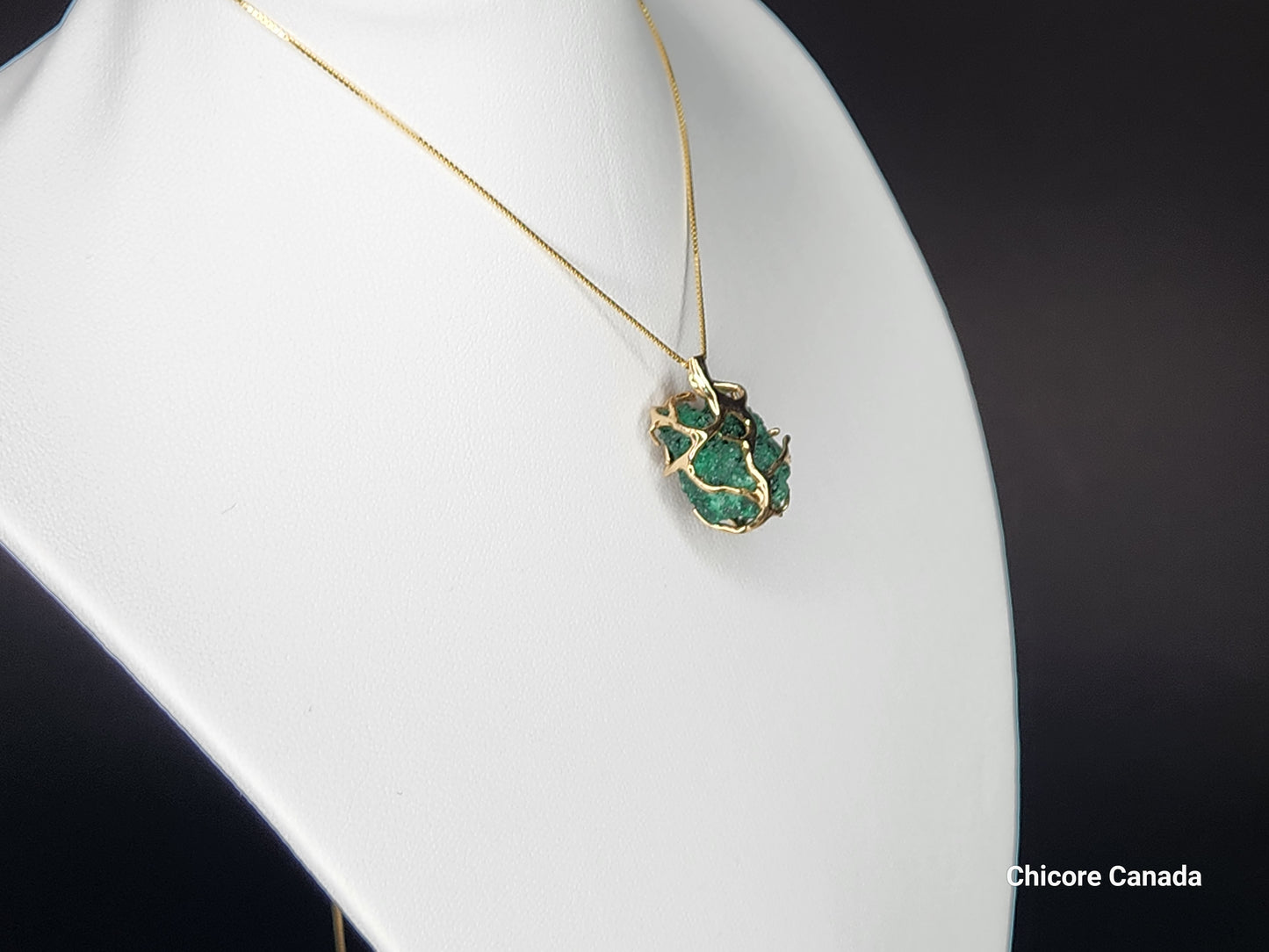 Un élégant collier pendentif en malachite verte brute avec chaîne réglable - Adoptez la transformation et l'équilibre