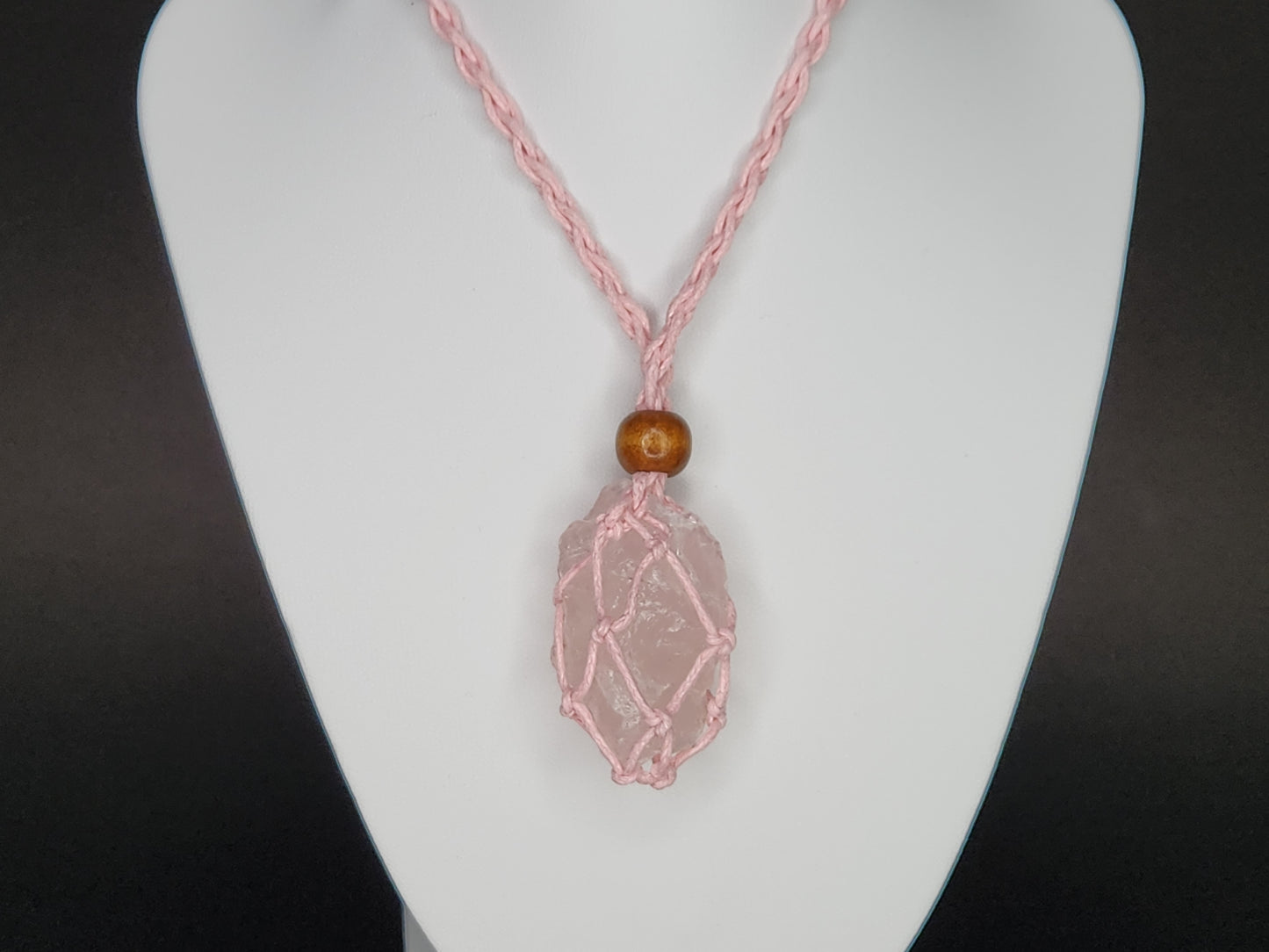 Collier cage en quartz rose brut fait main avec corde réglable
