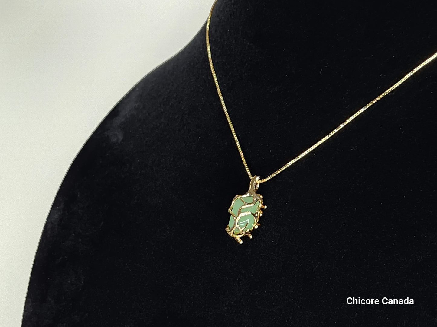 Pendentif en jade naturel fait main avec collier ajustable – Un charme de magie éternelle