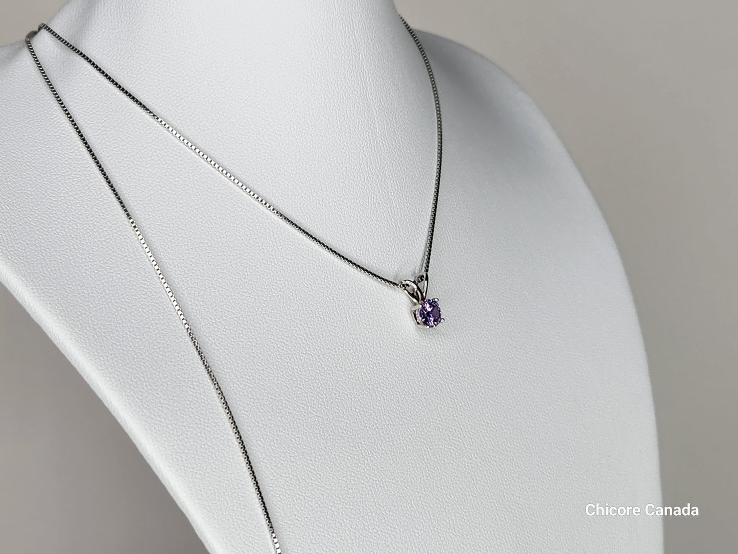 Collier luxueux avec pendentif en oxyde de zirconium violet et chaîne réglable