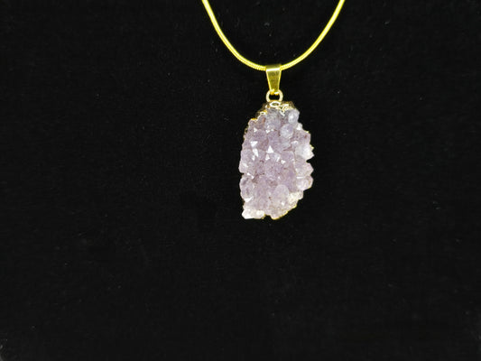 Collier élégant en améthyste : une symphonie de beauté naturelle