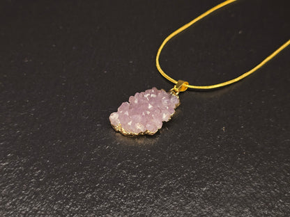 Collier élégant en améthyste : une symphonie de beauté naturelle