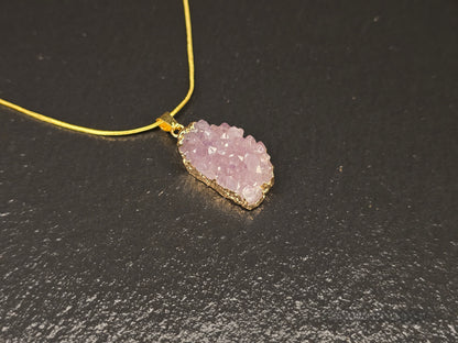 Collier élégant en améthyste : une symphonie de beauté naturelle
