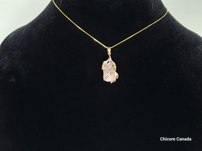Collier délicat avec pendentif en quartz rose fait à la main et chaîne réglable