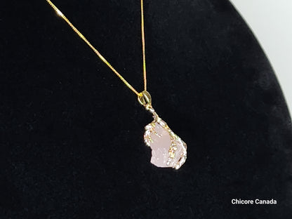 Collier délicat avec pendentif en quartz rose fait à la main et chaîne réglable
