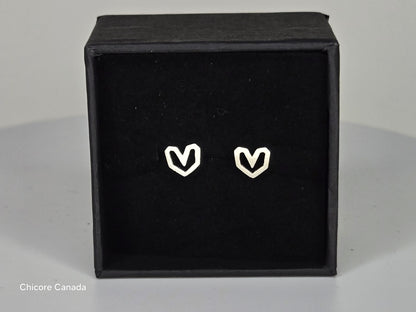 Boucles d'oreilles à tige en argent sterling givré en forme de cœur de style vintage romantique dans un design délicat