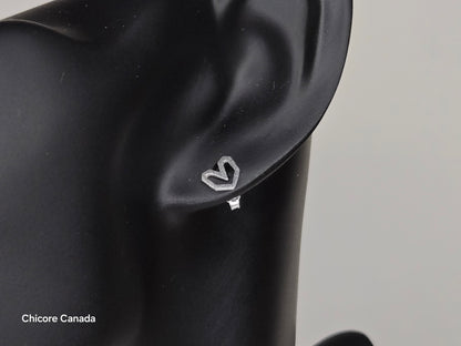 Boucles d'oreilles à tige en argent sterling givré en forme de cœur de style vintage romantique dans un design délicat