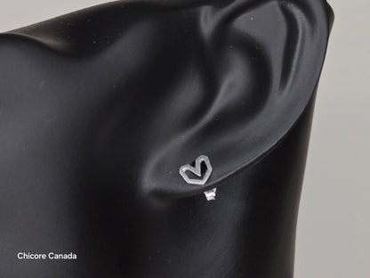 Boucles d'oreilles à tige en argent sterling givré en forme de cœur de style vintage romantique dans un design délicat