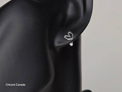 Boucles d'oreilles à tige en argent sterling givré en forme de cœur de style vintage romantique dans un design délicat