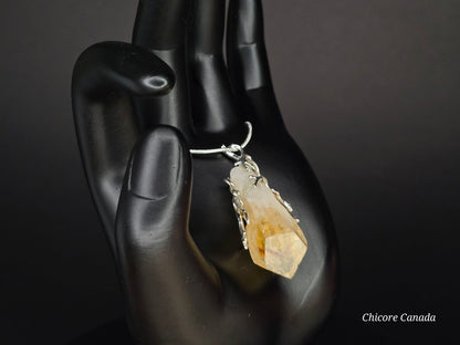 Collier pendentif exquis en citrine brute brésilienne dans une élégance raffinée