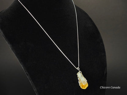 Collier pendentif exquis en citrine brute brésilienne dans une élégance raffinée