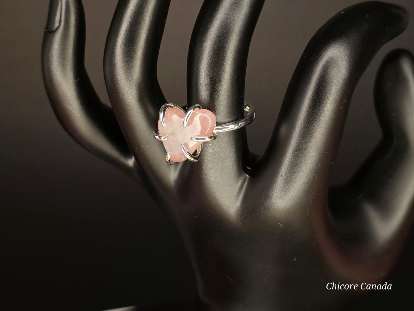 Bague ajustable en quartz rose naturel en forme de cœur