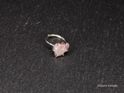 Bague ajustable en quartz rose naturel en forme de cœur
