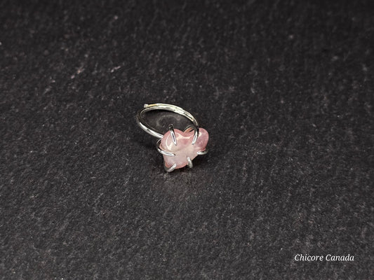 Bague ajustable en quartz rose naturel en forme de cœur