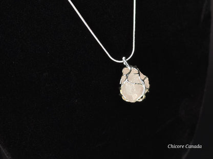 Collier délicat avec pendentif en quartz rose naturel : une romance intemporelle