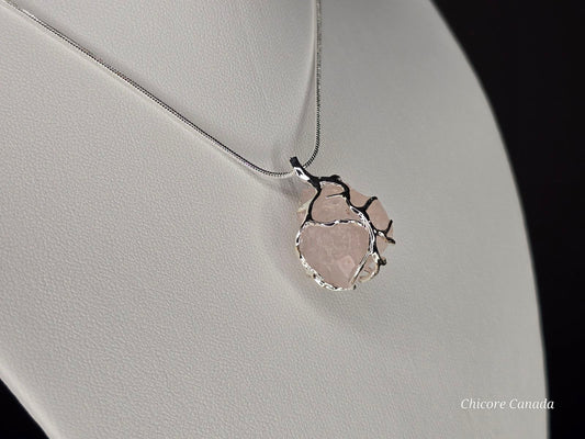 Collier délicat avec pendentif en quartz rose naturel : une romance intemporelle