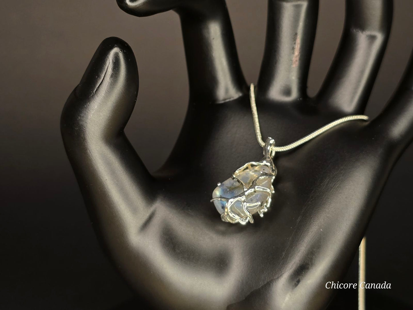 Collier délicat avec pendentif en pierre de lune