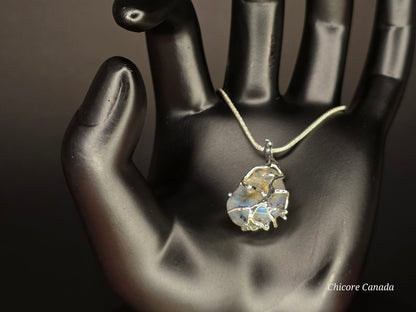 Collier délicat avec pendentif en pierre de lune