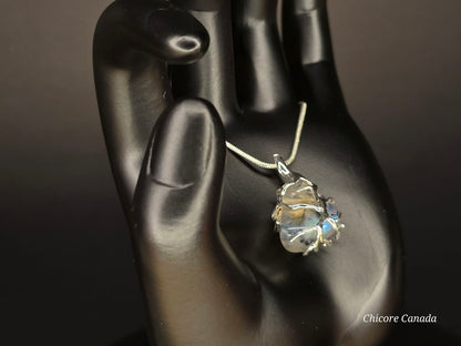 Collier délicat avec pendentif en pierre de lune