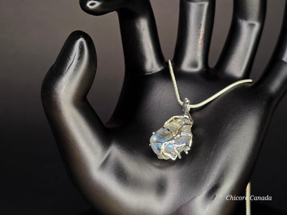Collier délicat avec pendentif en pierre de lune